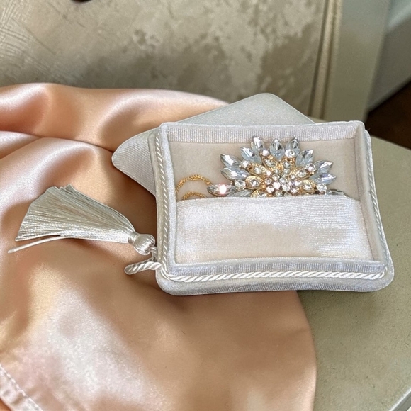 Stunning Sunflower Gemstone Pendant Necklace in Luxurious Velvet Gift Box - Picture 4 of 5